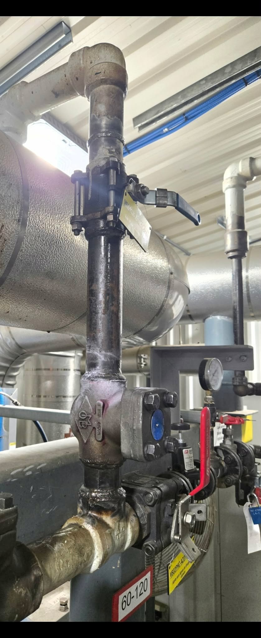 Vanne et tuyauterie industrielle installées sur un équipement