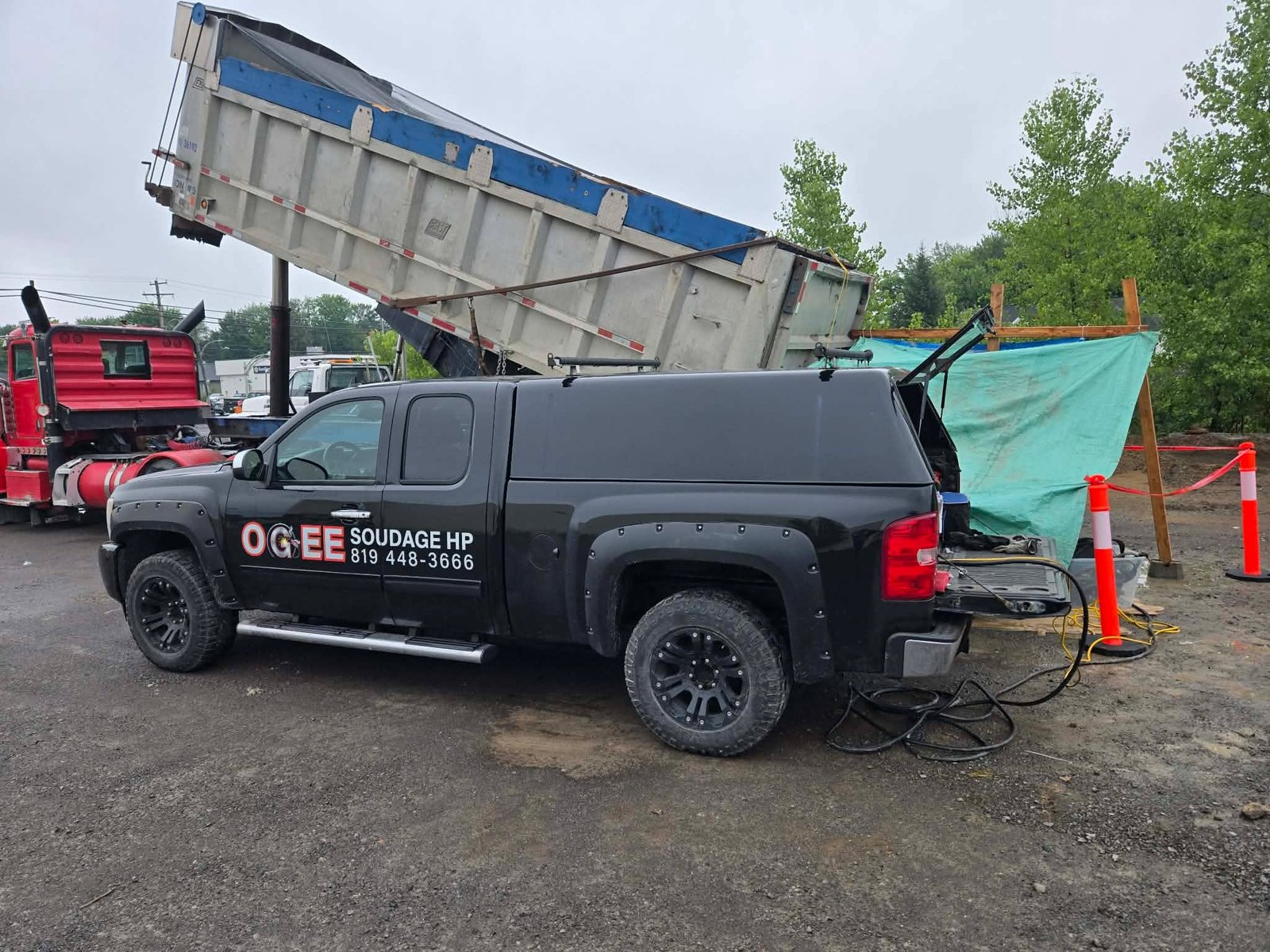 Camion de service OGEE Soudage HP sur un chantier de machinerie lourde